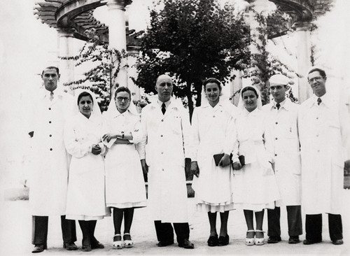 Imagem 1 - Década de 40: Grupo de enfermeiros dos Hospitais da Universidade de Coimbra